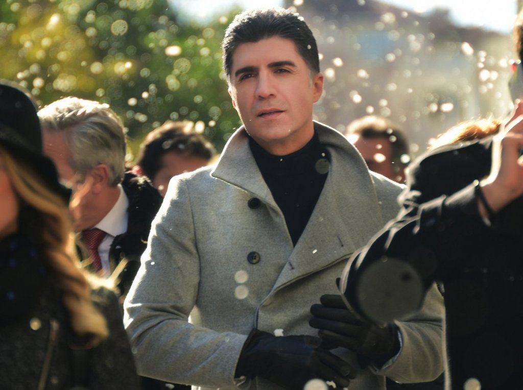 Un om de afaceri bogat, o cântăreață&nbsp;orfană