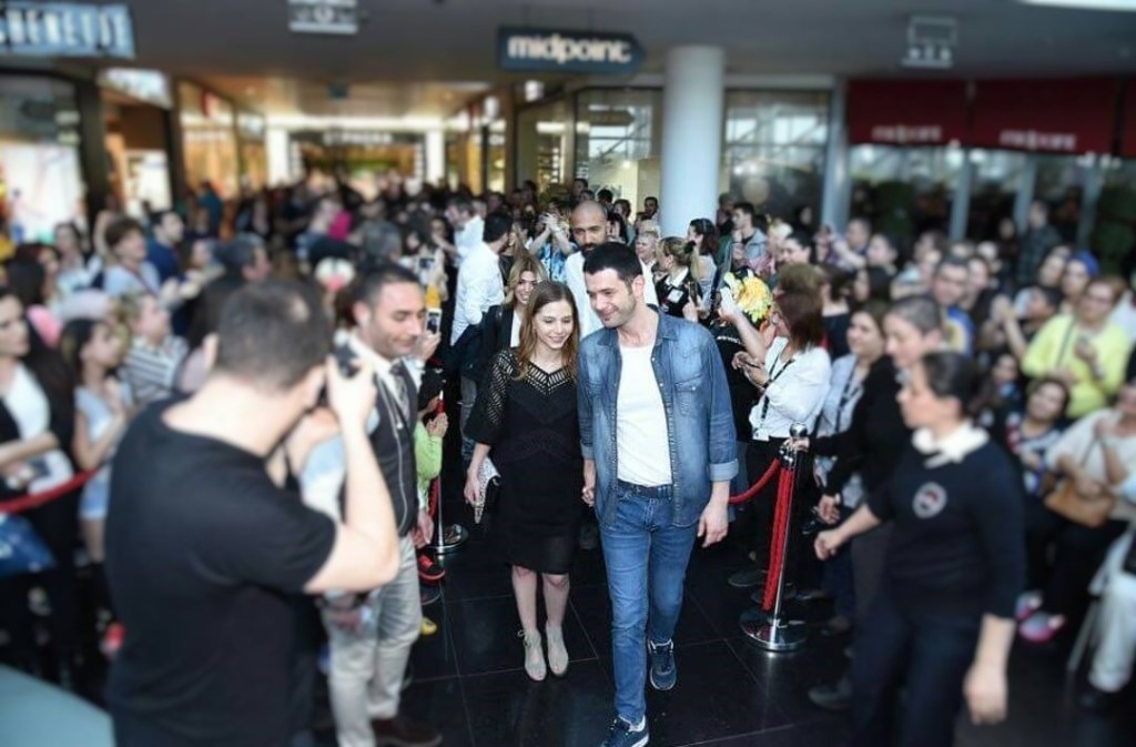 Ținându-se de mână