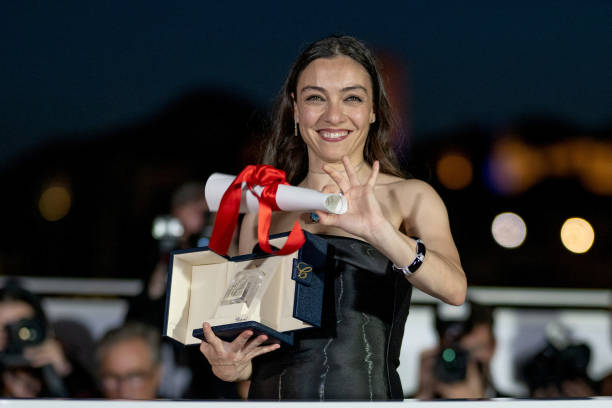 Merve Dizdar, rol principal în piesa de teatru ”İnsanlar Mekanlar Nesneler/Oameni, locuri & lucruri”  a dramaturgului englez Duncan Macmillan 