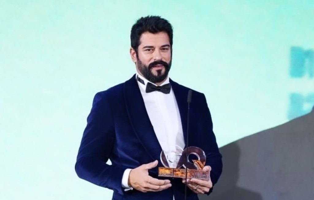 Burak Özçivit: „Să ne revedem într-o lume în care nu sunt omorâți copiii.„