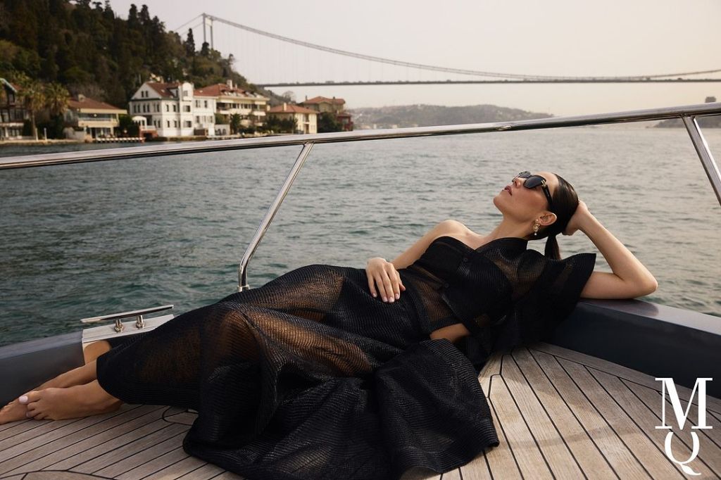 Cansu Dere: Oriunde, oricând, oricum îl privești, Istanbulul te poate însoți și poate fi fundalul poveștii, cu orice emoție pe care vrei să o&nbsp;spui