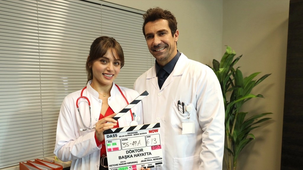 Primele imagini de pe platourile serialului „Doktor: Başka Hayatta” (Doctor: În Altă Viață) cu İbrahim Çelikkol și Sıla&nbsp;Türkoğlu!