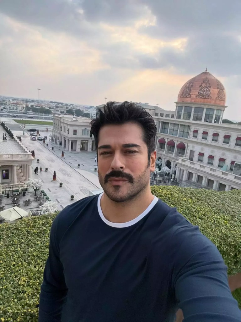 Cum își menține imaginea Burak Özçivit? Se tunde singur de 20 de&nbsp;ani!